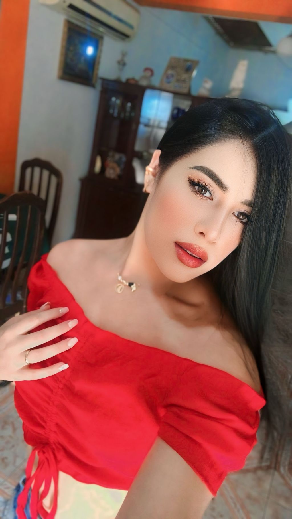 Vanessa, 23