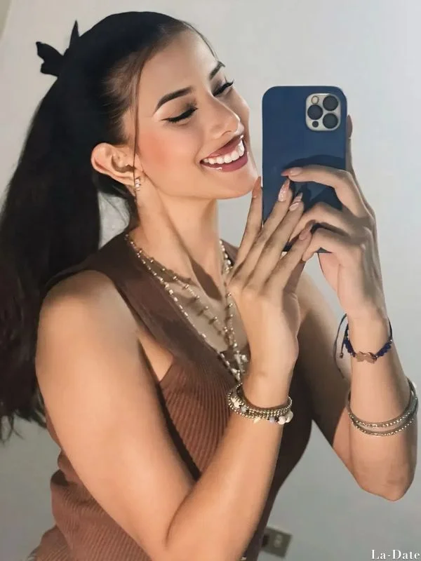 Paola Valentina, 19